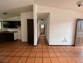 Se vende acogedora casa en Heredia, cuanta con varias amenidades 21-2490