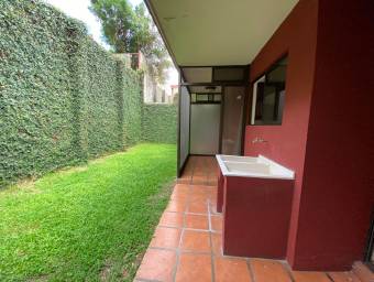 Se vende acogedora casa en Heredia, cuanta con varias amenidades 21-2490