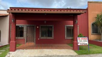 Se vende acogedora casa en Heredia, cuanta con varias amenidades 21-2490