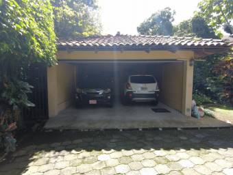 Se vende amplia casa con jardines y piscina, en Escazú. 22-50