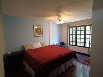 Se vende amplia casa con jardines y piscina, en Escazú. 22-50