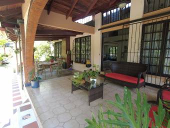 Se vende amplia casa con jardines y piscina, en Escazú. 22-50