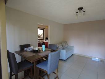 Se vende amplia casa con jardines y piscina, en Escazú. 22-50