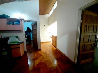 Se vende grandiosa casa en Moravia, con detalles en madera 22-53