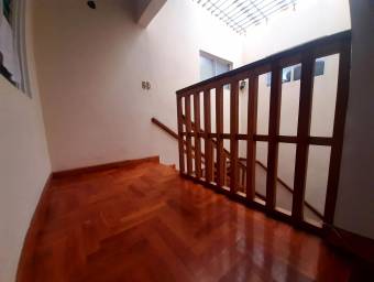 Se vende grandiosa casa en Moravia, con detalles en madera 22-53