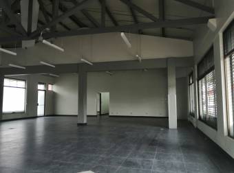 Local comercial y parqueo en alquiler, San Jose Centro. Cod 3070986