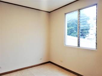 Se alquila espacioso apartamento de 2 plantas recién remodelado 21-1453