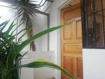 Se alquila espacioso apartamento de 2 plantas recién remodelado 21-1453