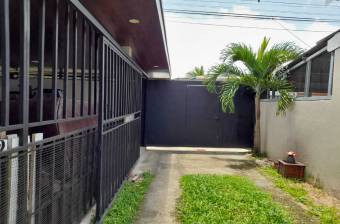 House for sale in a quiet and central location in Guápiles