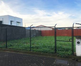 Completely flat lot in residential area in La Guacima.