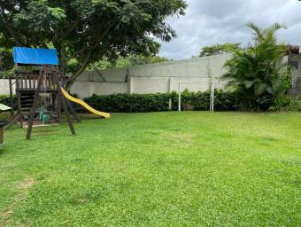 Se vende espaciosa casa con jardin en San Rafael Escazu por word gym 21-2215