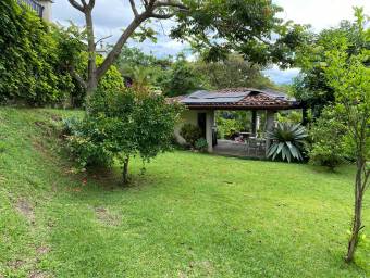 Se vende espaciosa casa con jardin en San Rafael Escazu por word gym 21-2215