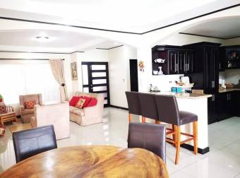 Se vende espaciosa casa en Desamparados de Alajuela 21-2420