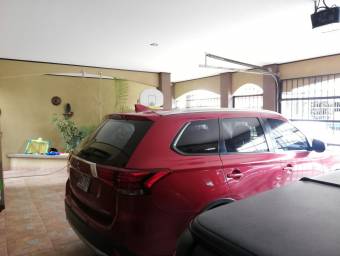 Se vende espaciosa casa en Desamparados de Alajuela 21-2420