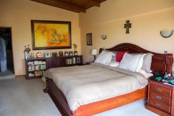 se vende espaciosa casa con lote de 1640 en San Rafael Montes de Oca 22-82