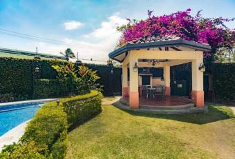 Casa en Venta en Flores, Heredia. RAH 23-170