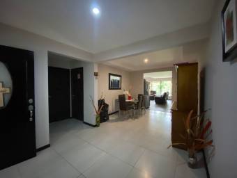 Se vende espaciosa casa con patio grande y terraza en San Antonio Escazu 22-180