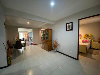 Se vende espaciosa casa con patio grande y terraza en San Antonio Escazu 22-180