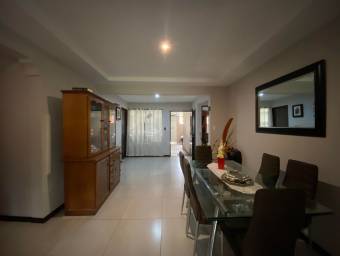 Se vende espaciosa casa con patio grande y terraza en San Antonio Escazu 22-180