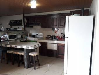 se vende espaciosa casa en el tejar del guarco cartago 23-130