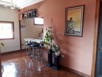 Se vende casa con local y apartamento 22-357