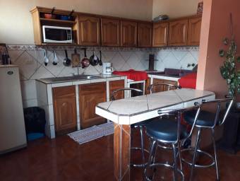 Se vende casa con local y apartamento 22-357