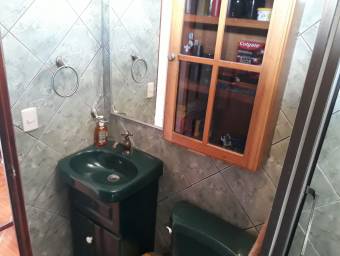 Se vende casa con local y apartamento 22-357