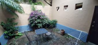 Se vende casa colonial con terraza en San Joaquin de Flores 21-2243