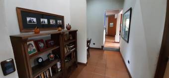 Se vende casa colonial con terraza en San Joaquin de Flores 21-2243