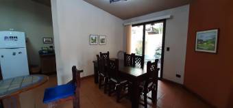 Se vende casa colonial con terraza en San Joaquin de Flores 21-2243