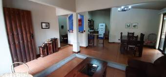 Se vende espaciosa casa colonial en San Joaquin de flores 21-2243