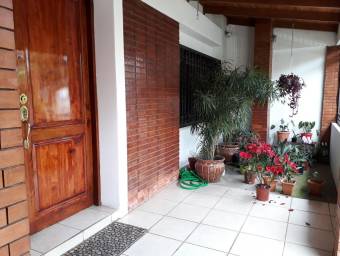 Se vende espaciosa casa con patio en san vicente de Moravia 22-2616