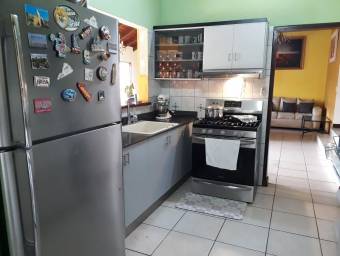 Se vende espaciosa casa con patio en san vicente de Moravia 22-2616