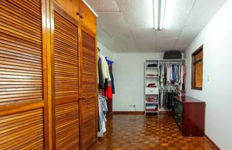 Se vende espaciosa casa con patio en san vicente de Moravia 22-2616