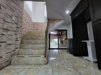 Preciosa y Comoda casa en Guapiles Centro,  Venta                   CG-23-89