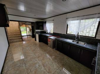 Preciosa y Comoda casa en Guapiles Centro,  Venta                   CG-23-89