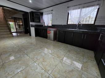 Preciosa y Comoda casa en Guapiles Centro,  Venta                   CG-23-89