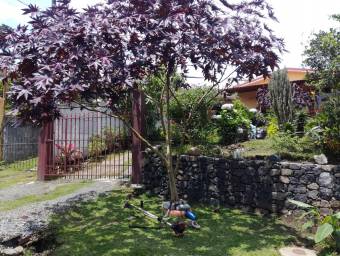 Se vende casa amplio jardin en paraiso de Cartago 