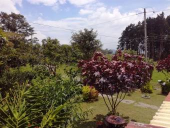 Se vende casa amplio jardin en paraiso de Cartago 