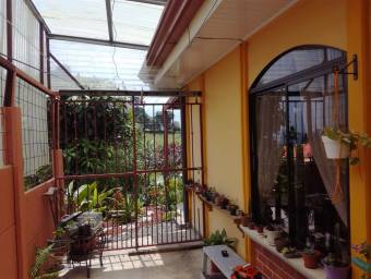 Se vende casa amplio jardin en paraiso de Cartago 