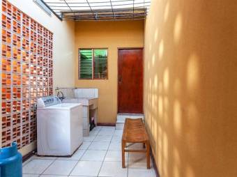 Se vende Casa con patio grande con jacuzzi en san vicente de moravia 22-2616