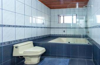 Se vende Casa con patio grande con jacuzzi en san vicente de moravia 22-2616