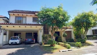 Casa en venta en Santa Ana, San José. RAH 22-1445