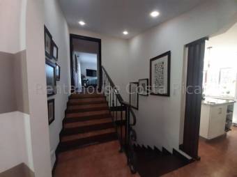 Se vende casa con amplio y hermoso patio 22-2267