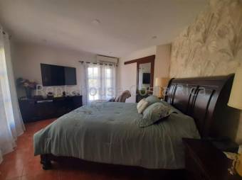 Se vende casa con amplio y hermoso patio 22-2267