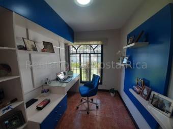 Se vende casa con amplio y hermoso patio 22-2267