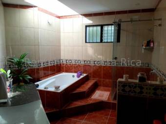 Se vende casa con amplio y hermoso patio 22-2267