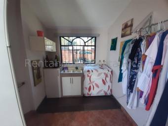 Se vende casa con amplio y hermoso patio 22-2267