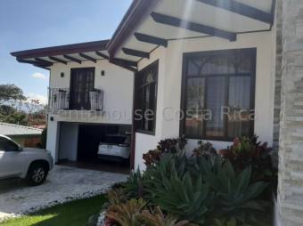 Se vende casa con amplio y hermoso patio 22-2267