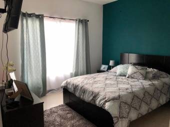 Se vende amplio apartamento con piscina 22-469